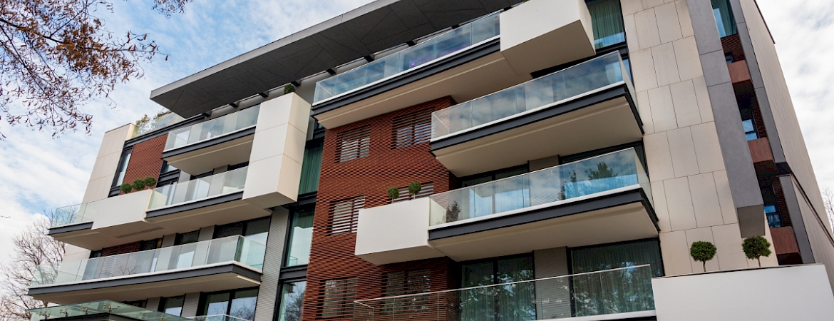 APARTMAN VE SİTE YÖNETİMLERİNDE AİDAT BORCU LİSTESİ ASILABİLİR Mİ? (2026 KVKK REHBERİ)