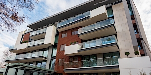 APARTMAN VE SİTE YÖNETİMLERİNDE AİDAT BORCU LİSTESİ ASILABİLİR Mİ? (2026 KVKK REHBERİ)